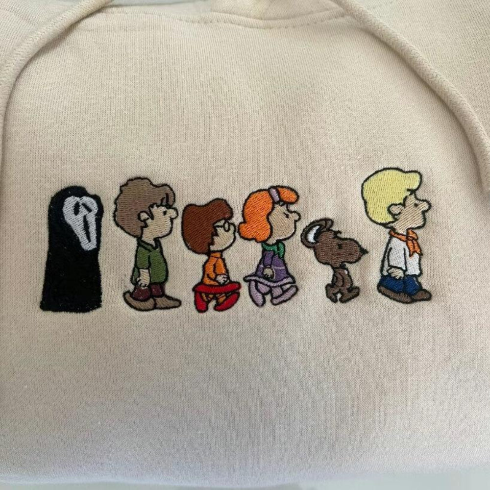 Close-up Sand hoodie, Snoopy-style Scooby-Doo crew walking line
